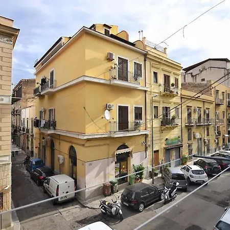 Iflat Downtown House Apartmán